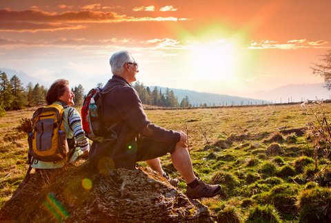 Älteres Paar Wandern im Sonnenuntergang
