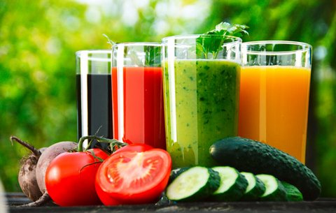 bunte Smoothies, gesunde Säfte, Obst und Gemüse